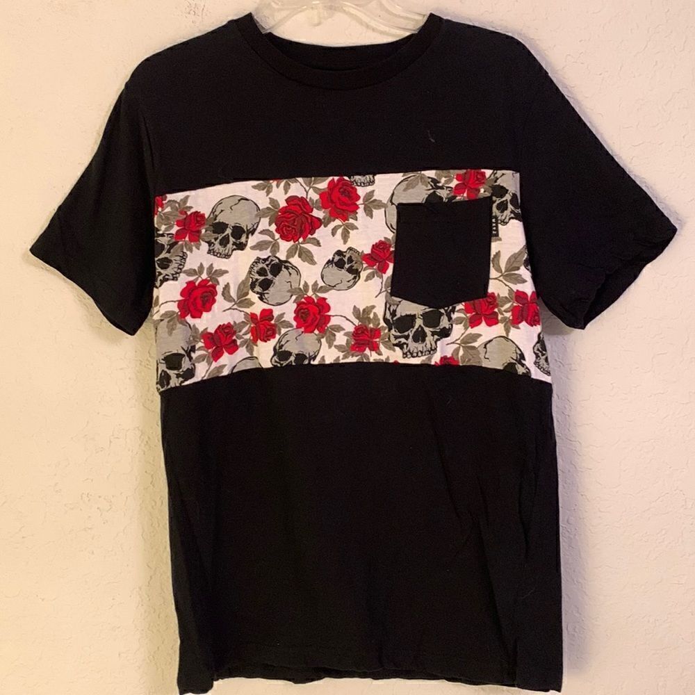 WXYZ Skulls and Roses T- shirt Gotic Front Pocket Size M